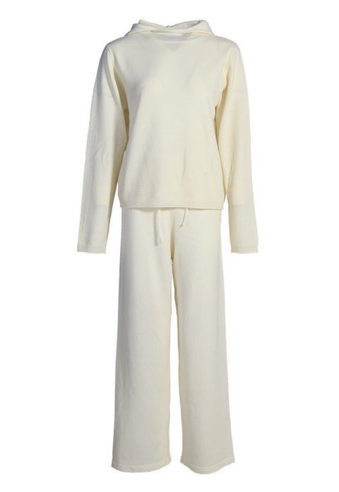 A luxurious cashmere set in craie color, combining softness and warmth with a relaxed fit and chic silhouette.